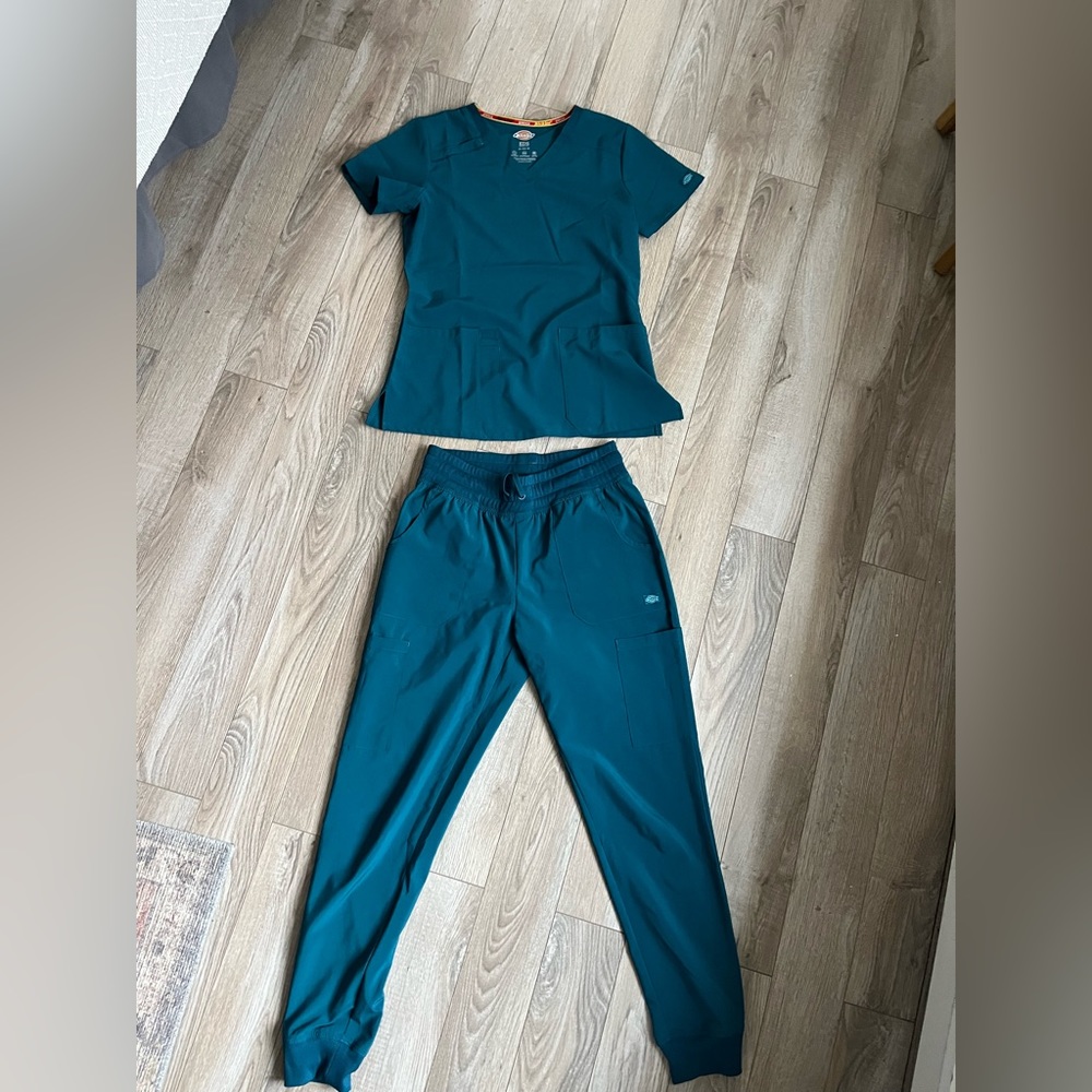 Dickies Scrub set Women’s Size small/ 2 pocket top and joggers,  like New